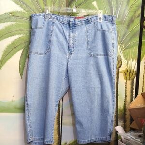 # 20 - Gloria Vanderbilt Light Blue Denim Capri Size 24w